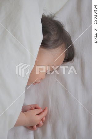 眠っている子ども 15039894