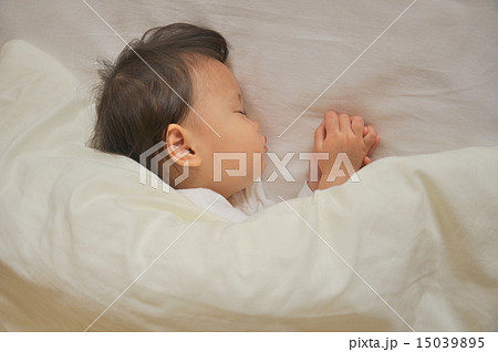 眠っている子ども 15039895