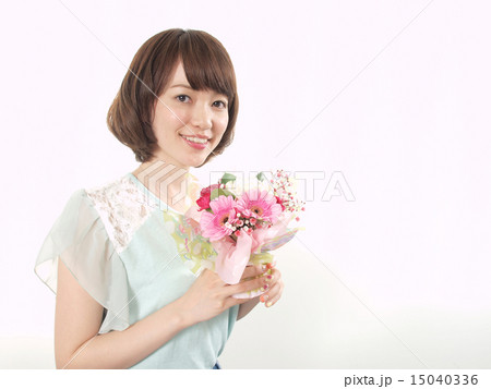 花を持つ若い女性 15040336
