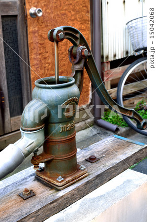 品川宿にある現役の手押しポンプ式井戸 15042068