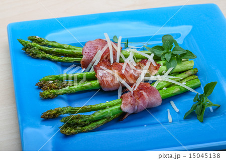 Grilled asparagus with bacon 15045138