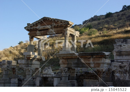 エフェソスのトラヤヌス皇帝の泉 15045522