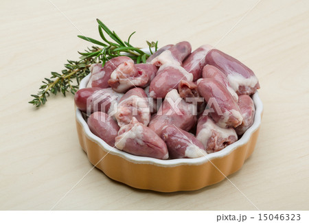 Raw chicken hearts 15046323