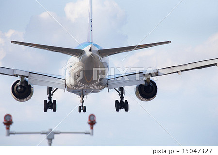 着陸する飛行機 15047327