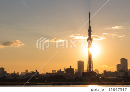 スカイツリーと重なった太陽 15047517