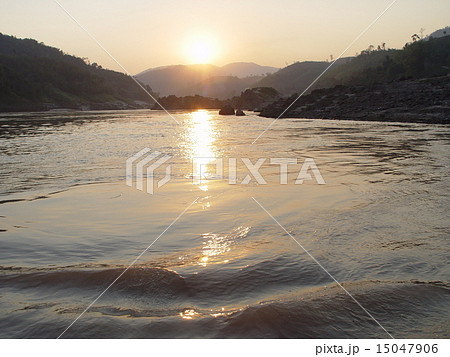 メコン川の中流･夕日（ラオス） 15047906