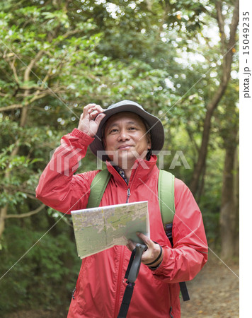 地図を持つ中高年男性 地図を持つ中高年男性 15049235