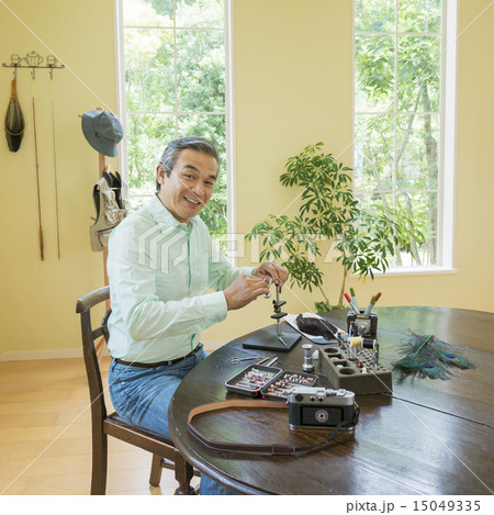 釣り具を持つシニア男性 15049335