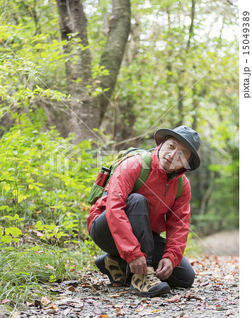 靴紐を結ぶ中高年男性 15049389
