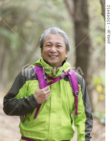 リュックを背負う中高年男性 15049452