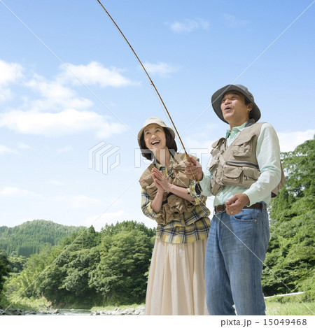 釣をするシニア夫婦 15049468