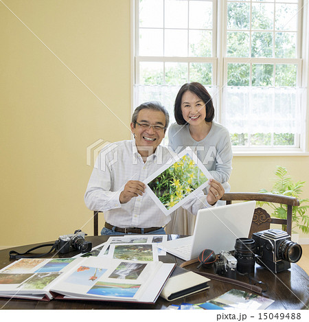 写真を持つシニア夫婦 15049488