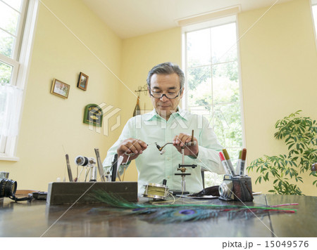 釣り具を持つシニア男性 15049576