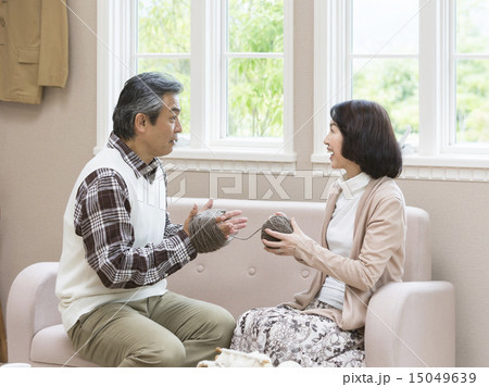 毛糸を巻くシニア夫婦 15049639