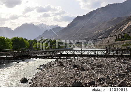 パキスタン北部 カラコルムハイウェイ沿いの街 ギルギット ギルギット川と吊り橋 橋を渡るパキスタン人 パキスタン北部 カラコルムハイウェイ沿いの街 ギルギット ギルギット川と吊り橋 橋を渡るパキスタン人 15050618