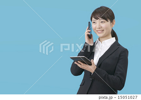スーツの若い女性、活躍中 スーツの若い女性、活躍中 15051027