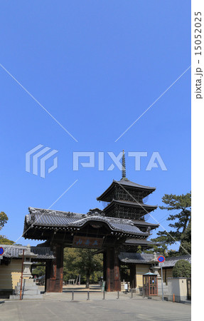 四国霊場第75番札所「善通寺」伽藍（東院）の南大門と五重塔 15052025