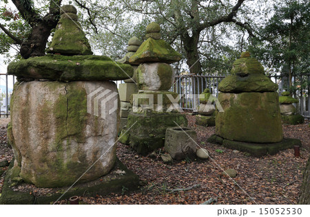 四国霊場第86番札所志度寺、崩壊寸前、海女の玉取伝説の「海女の墓」 15052530