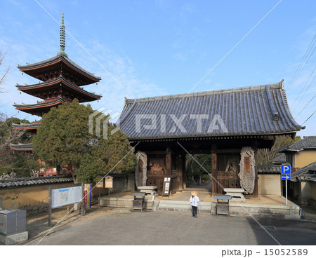 四国霊場第86番札所「志度寺」仁王門とお遍路さんと五重塔 四国霊場第86番札所「志度寺」仁王門とお遍路さんと五重塔 15052589