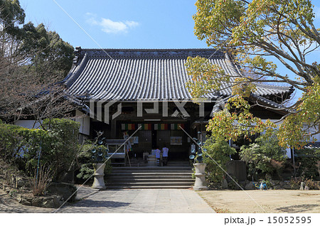 四国別格二十霊場十八番札所(四国霊場番外札所)「海岸寺」奥之院大師堂とお遍路さん 四国別格二十霊場十八番札所(四国霊場番外札所)「海岸寺」奥之院大師堂とお遍路さん 15052595