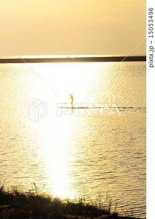 夕日とパドルサーフィン2 夕日とパドルサーフィン2 15053496