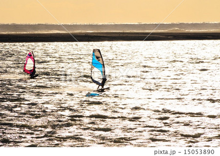 夕日 ウィンドサーフィン 横位置 夕日 ウィンドサーフィン 横位置 15053890