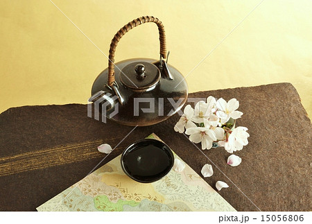 春の背景素材・黒ジョカに桜の花を添えてお湯割り焼酎を・金和紙他和紙3種バック横位置和紙マットほぼ水平 春の背景素材・黒ジョカに桜の花を添えてお湯割り焼酎を・金和紙他和紙3種バック横位置和紙マットほぼ水平 15056806