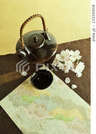 春の背景素材・黒ジョカに桜の花を添えてお湯割り焼酎を・金和紙他和紙3種バック縦位置和紙マット右上がり 春の背景素材・黒ジョカに桜の花を添えてお湯割り焼酎を・金和紙他和紙3種バック縦位置和紙マット右上がり 15056808