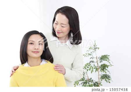 いつまでも健康で若々しい親子 15057438