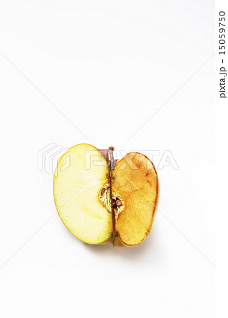 アンチエイジングイメージ　対比したリンゴ 15059750