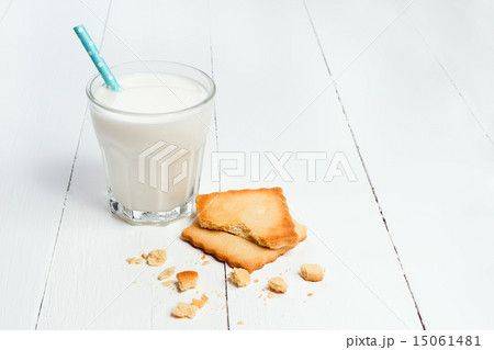 Cookie with milk 15061481