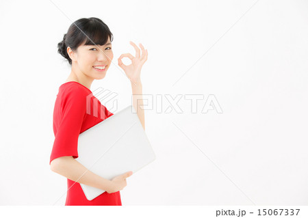 パソコン・若い女性 パソコン・若い女性 15067337