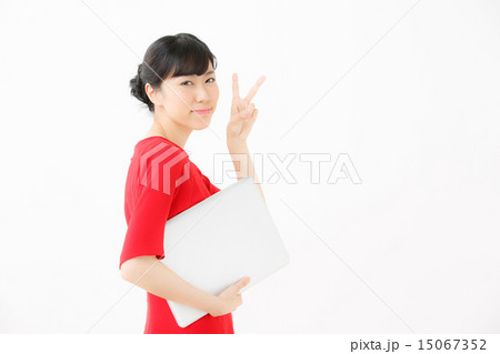 パソコン・若い女性 15067352