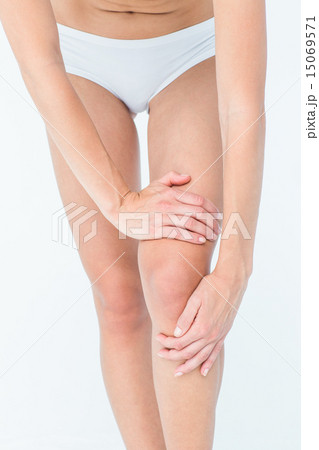 Woman with knee pain 15069571
