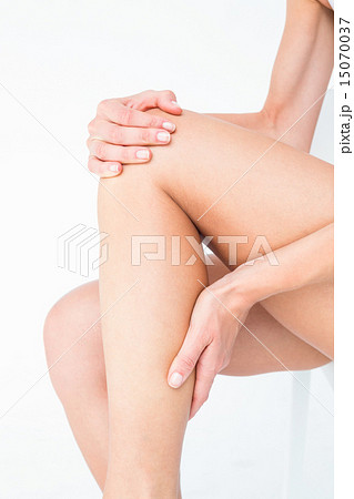 Fit woman with knee pain 15070037
