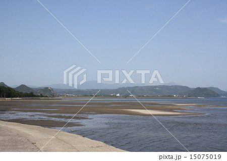 重富海水浴場の遠方に霧島連山 15075019