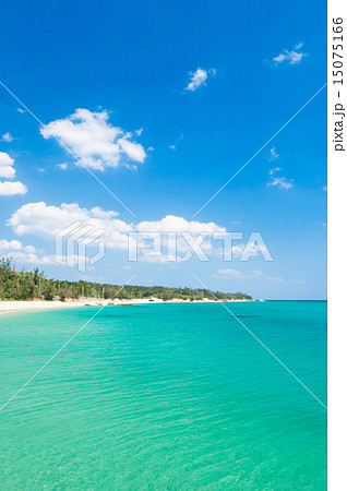 沖縄の海 青空と綺麗な海の写真素材