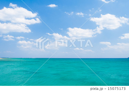 沖縄の海・青空と水平線 15075173