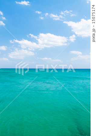 沖縄の海・青空と水平線 15075174