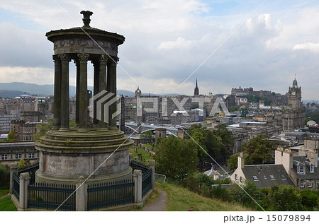 スコットランド エディンバラのカールトン ヒルから見る世界遺産の旧市街地とエディンバラ城の写真素材