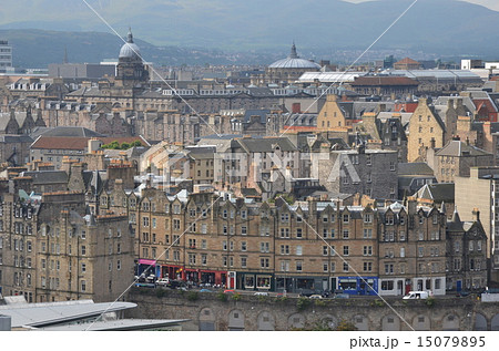 スコットランド エディンバラのカールトン ヒルから見る世界遺産の新市街地の写真素材