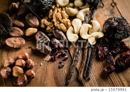 Hazelnuts, walnuts, cashews and vanilla orchid pod 15079991