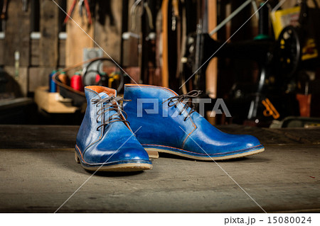 A pair of men's leather shoes 15080024