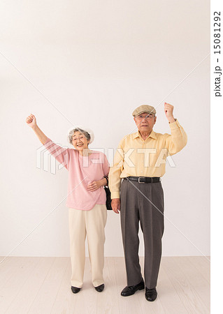 外出するシニア 外出するシニア 15081292