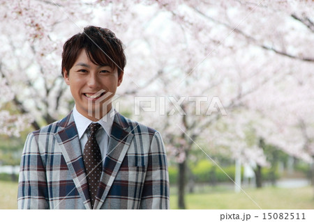 男性1人 (ビジカジ ビジネスカジュアル 仕事 桜 春 新生活 会社員 新学期 ソメイヨシノ) 男性1人 (ビジカジ ビジネスカジュアル 仕事 桜 春 新生活 会社員 新学期 ソメイヨシノ) 15082511