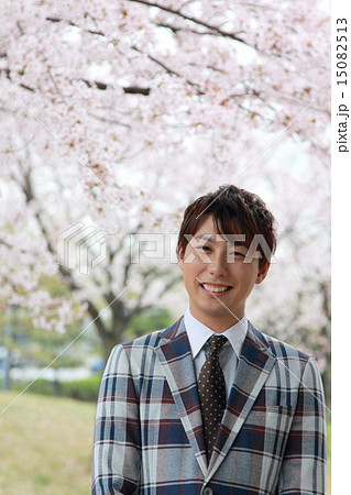 男性1人 (ビジカジ ビジネスカジュアル 仕事 桜 春 新生活 会社員 新学期 ソメイヨシノ) 15082513
