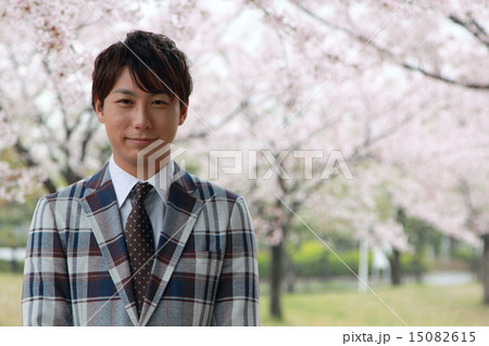 男性1人 (ビジカジ ビジネスカジュアル 仕事 桜 春 新生活 会社員 新学期 ソメイヨシノ) 15082615