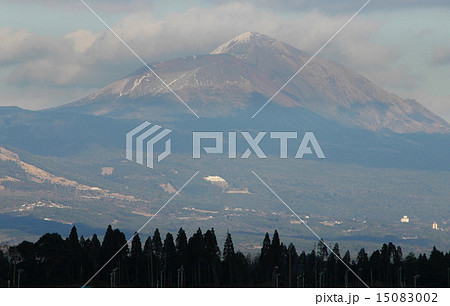 雪をまとった高千穂峰（霧島山系） 15083002