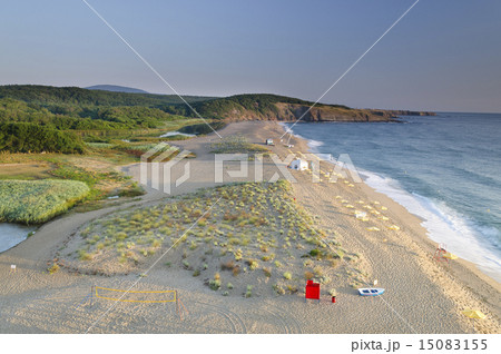 Splashing waves on the beach - Bulgarian seaside 15083155