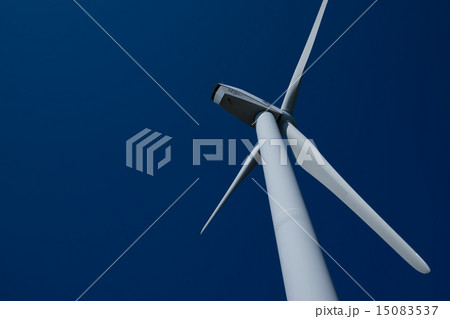 晴天の空にそびえる風車 風力発電プロペラ 晴天の空にそびえる風車 風力発電プロペラ 15083537